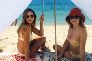 Girls Sitting Under a Venice Fatboy Miasun Sun Shade on the Beach
