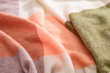 Load image into Gallery viewer, Fatboy Colour Blend Blanket - Clementine Close Up
