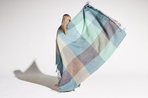 Fatboy Colour Blend Blanket - Mineral with Model