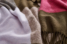 Load image into Gallery viewer, Fatboy Colour Blend Blanket - Rhubarb Close Up
