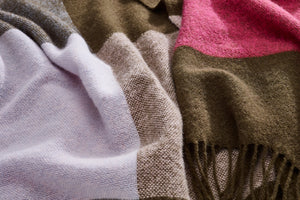 Fatboy Colour Blend Blanket - Rhubarb Close Up