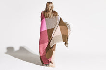 Load image into Gallery viewer, Fatboy Colour Blend Blanket - Rhubarb with Model
